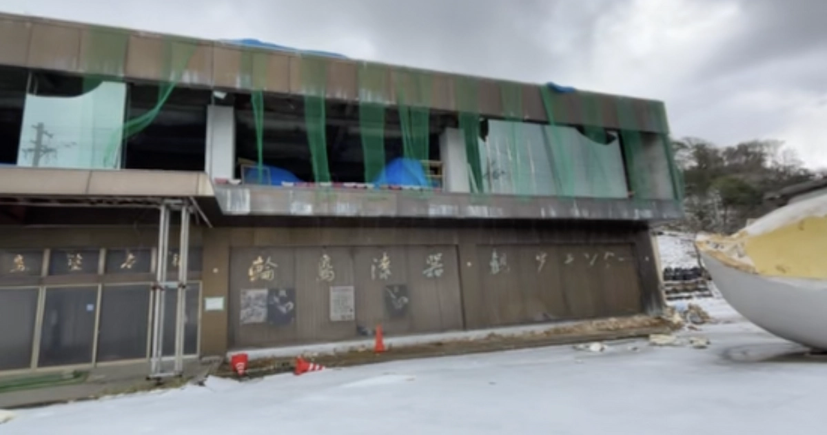 冬の日本海の暴風に耐えきれずに引きちぎられたブルーシート😢（2025年1月10日）