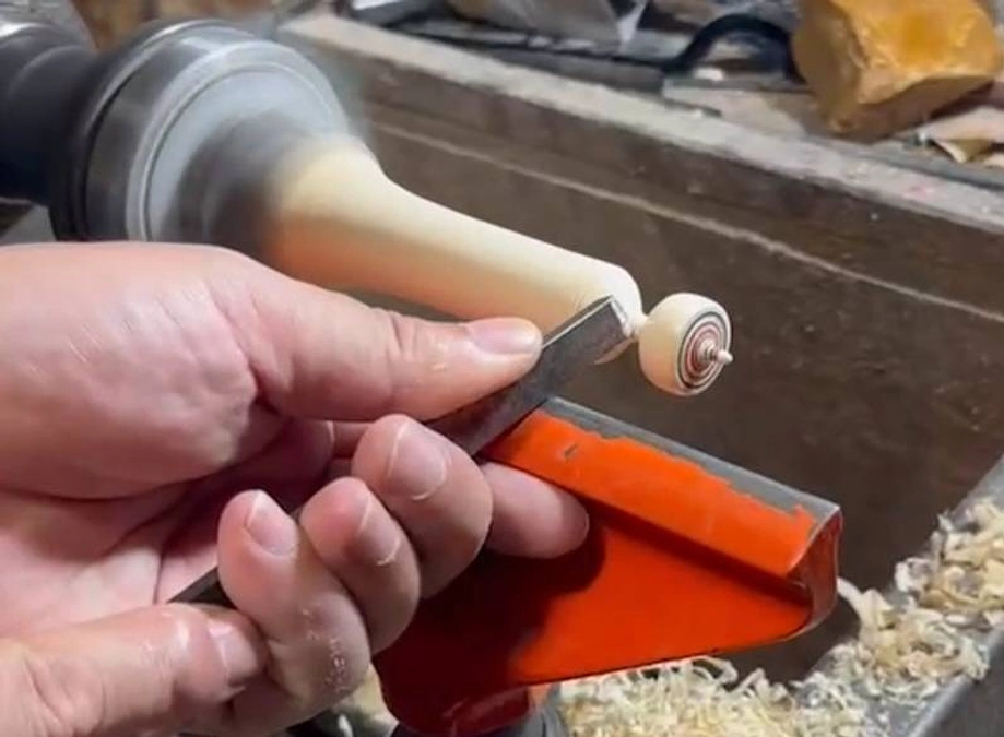 リターン品　博多独楽根付について