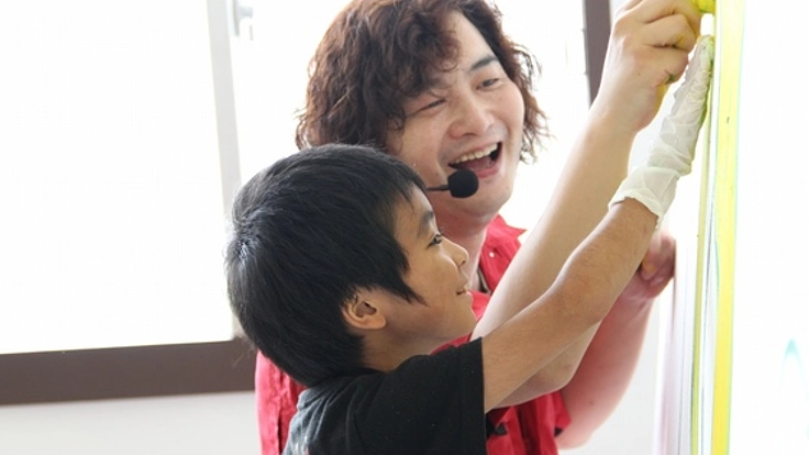 深刻な環境汚染問題を、アーティストが絵本で優しく届けます。