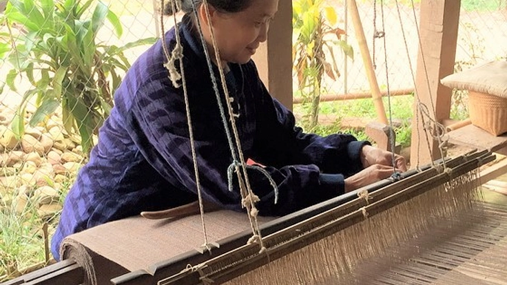 ラオスの伝統的織物と日本技術を融合したファッションブランド！  