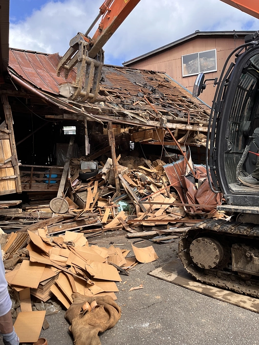 倉庫解体1日目が終わりました