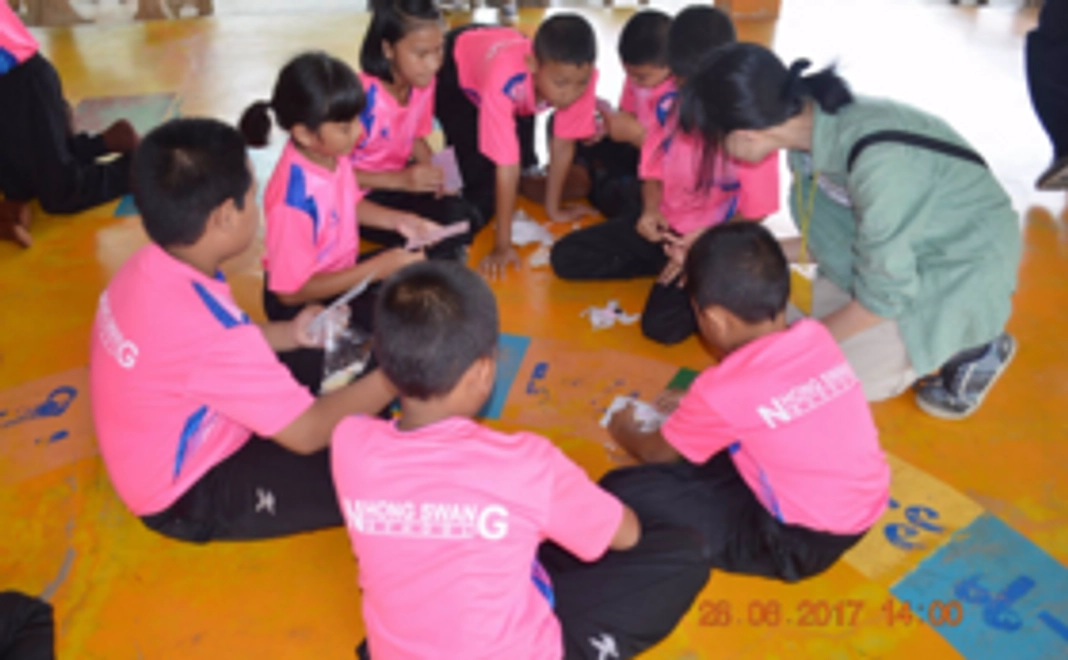 毛布１枚を子どもたちに届けます（支援者の名前の刺繍入り）