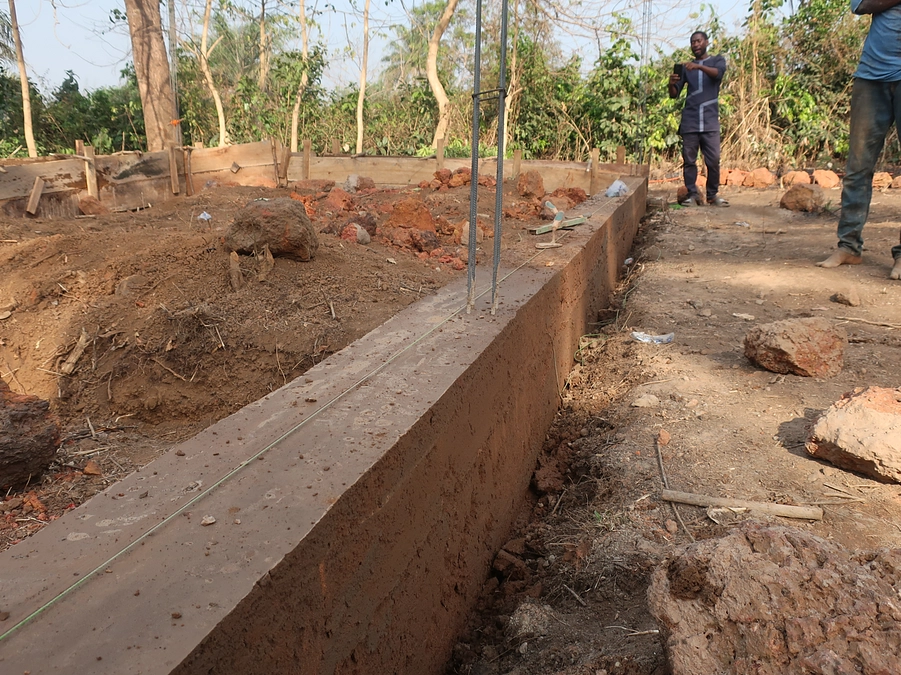 事務所と鶏舎の基礎ができました！