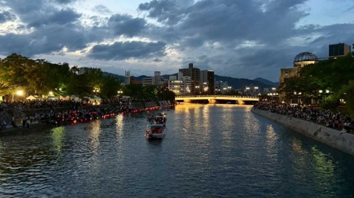 8月6日、元安川で過ごす夜。