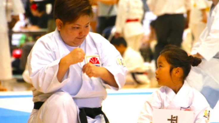 言葉の障壁をなくそう!DVDを通じて「手話で空手」を世界中に