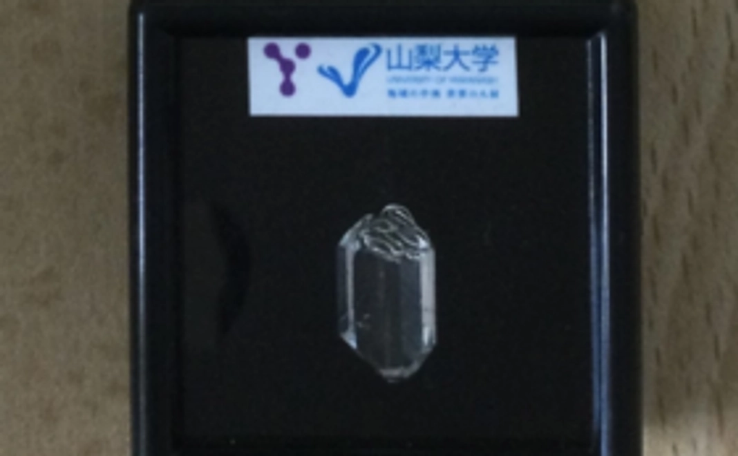 人工水晶１個