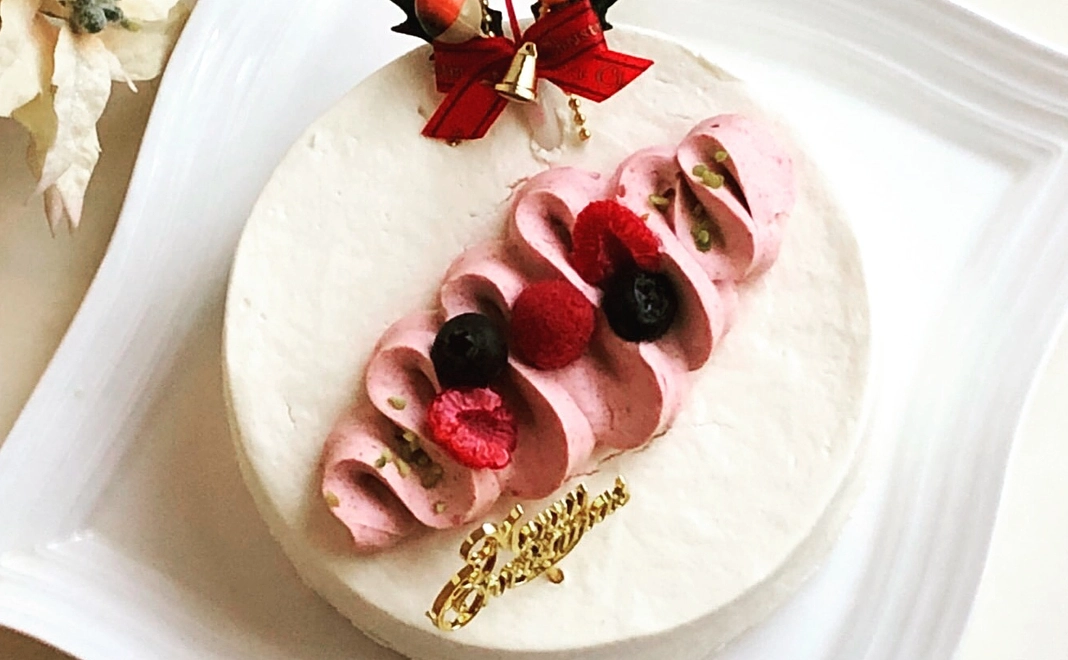 子どもたち達に配るものと全く同じクリスマスケーキをお届け！後日子どもたちからのメッセージを郵送いたします！