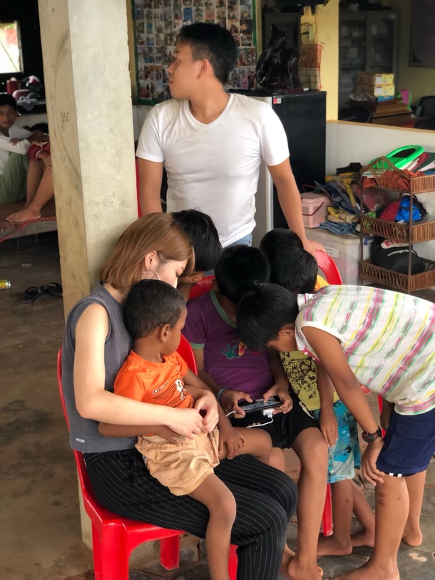 男の子はやはりゲームに釘付け 子ども達に笑顔を カンボジアの孤児院を改築したい 飯島直輝 05 05 投稿 クラウドファンディング Readyfor レディーフォー
