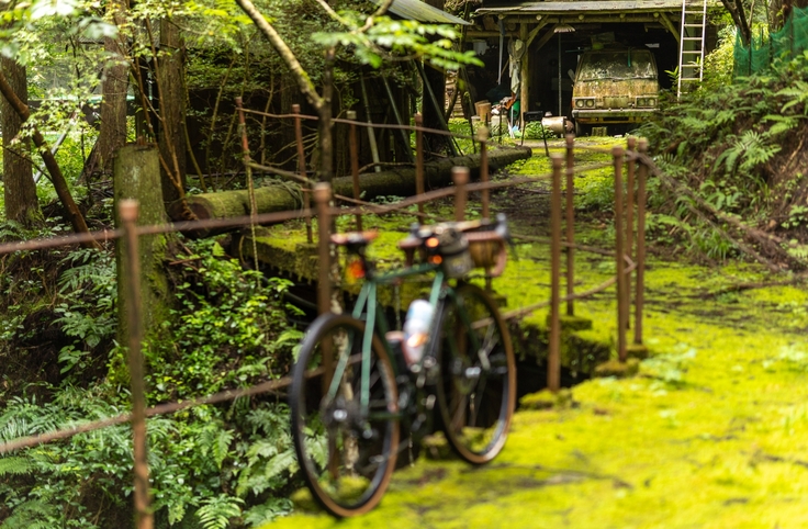 フリー素材　アドベンチャーロードを柵に立てかけ