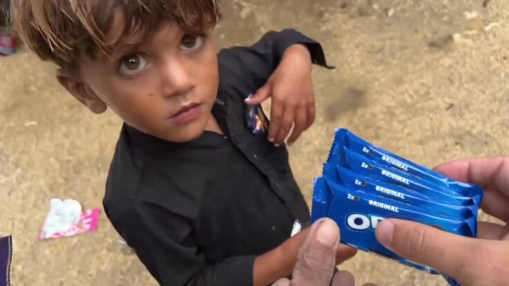 スタッフから支援を受ける子供