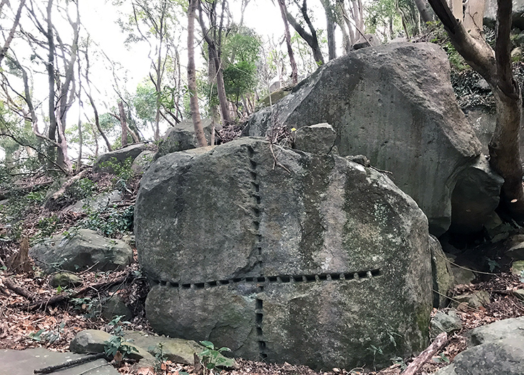 谷戸山石丁場 矢穴巨石