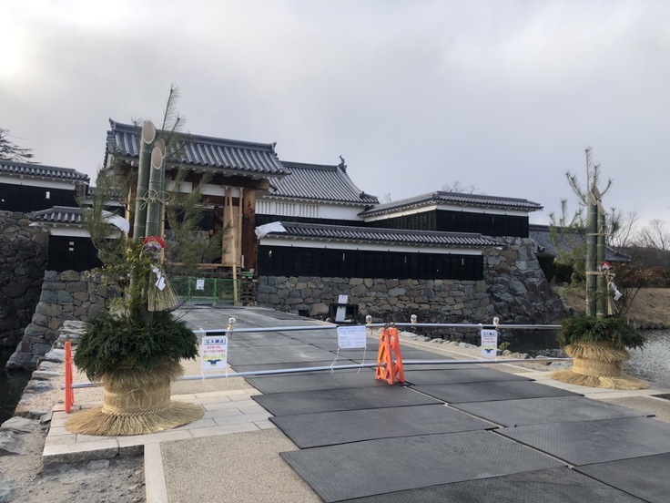 松本城の門松