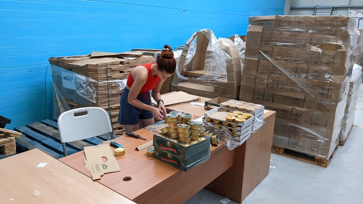 国境地帯でウクライナ避難民へ食糧や水を提供する様子