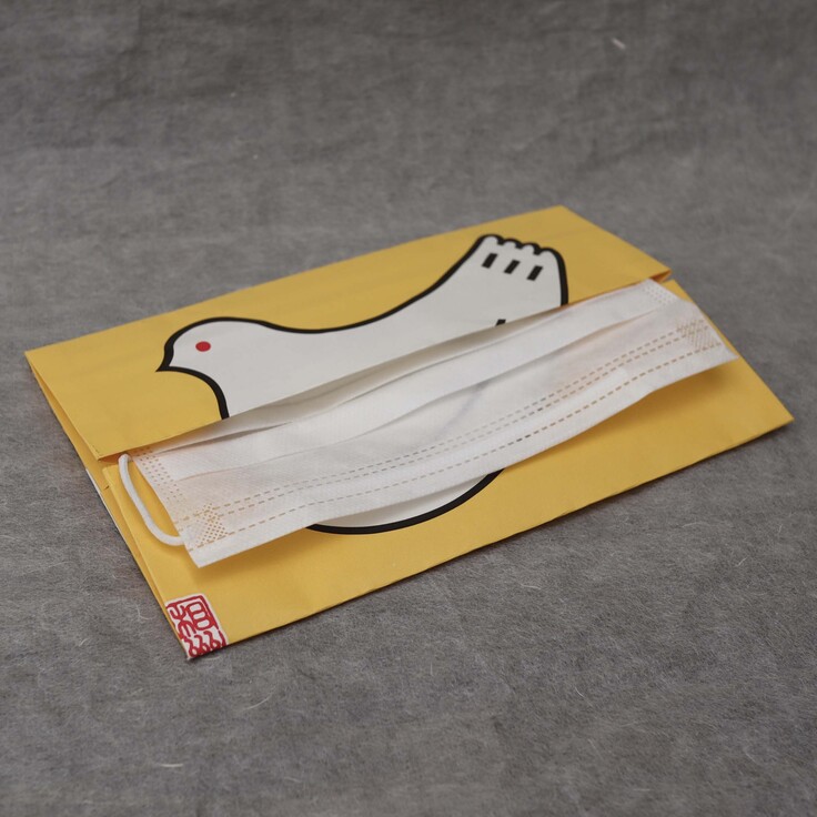 紙袋をアップサイクルしたマスク入れ