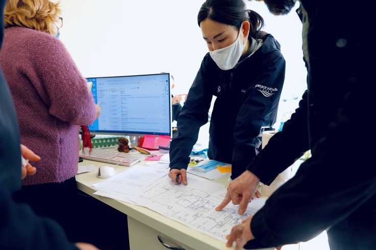 支援の計画をするピースウィンズスタッフ