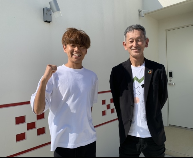 左)大会サポーターの神野選手　右)事務局 曽禰