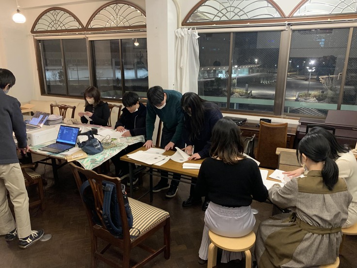 リターンの発送を行うデジタルストーリーテリングラボの有志の学生さんたち