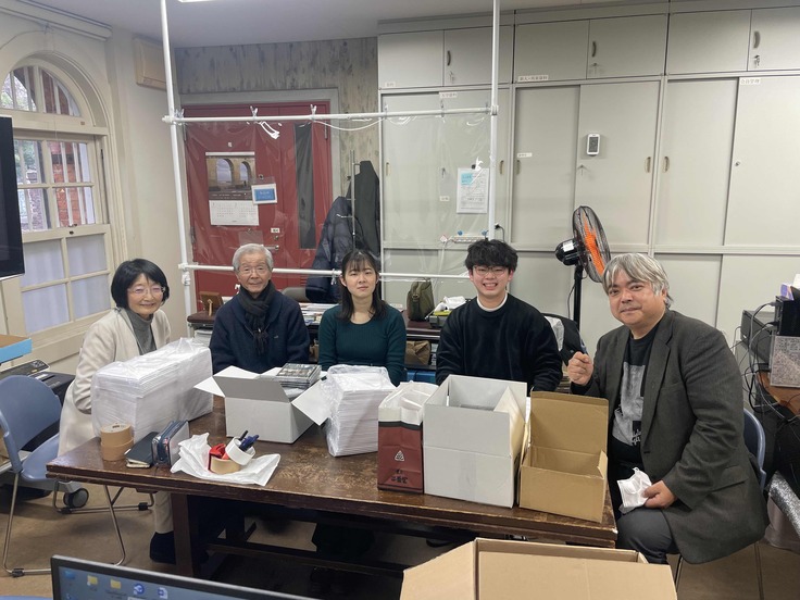 発送作業の風景(同声会本部内にて)