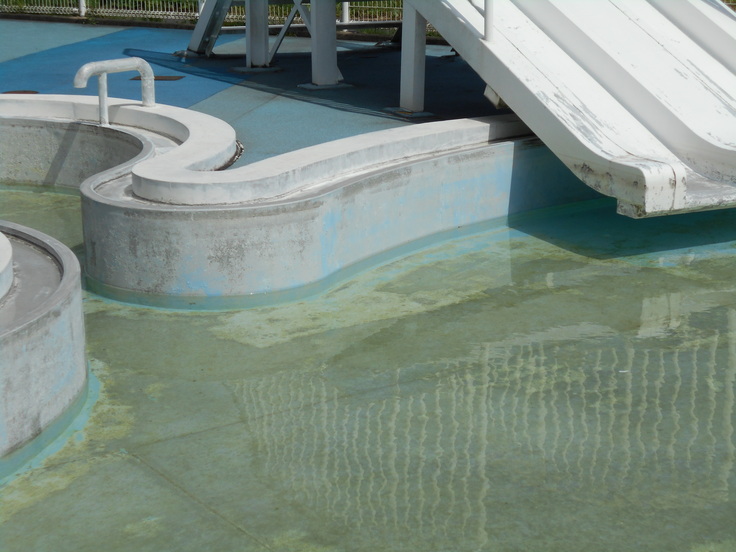 塗装の剥がれた小プール