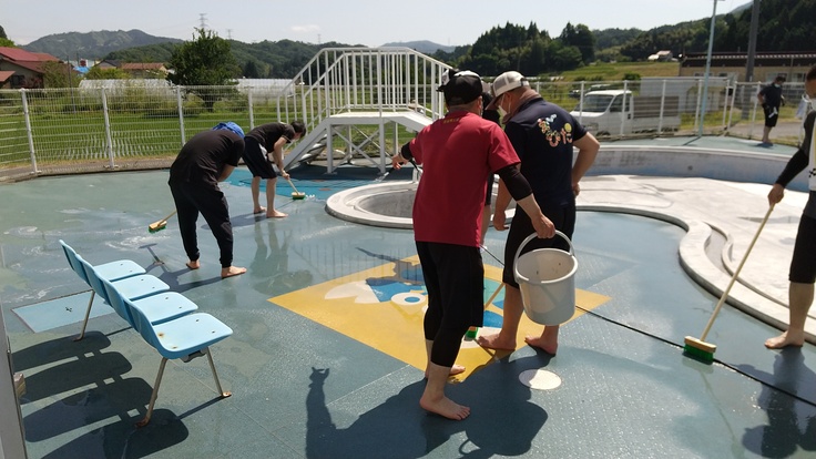 地域の住民のボランティアで開館前の清掃