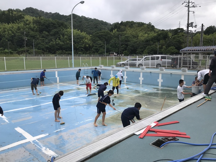 地域の小中学生と一緒に大掃除