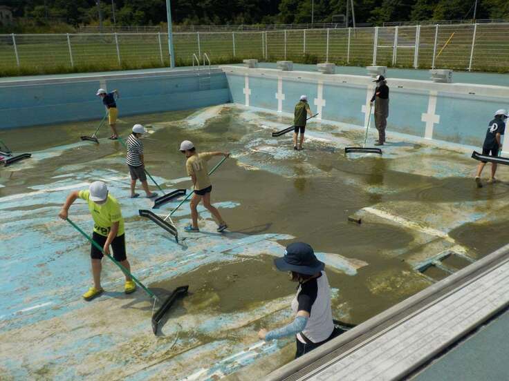 小学生による泥落とし