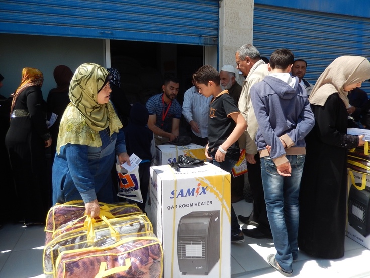 シリア難民への物資配布事業