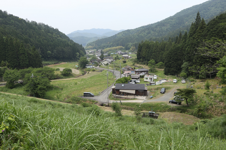 神池から見下ろした村の風景