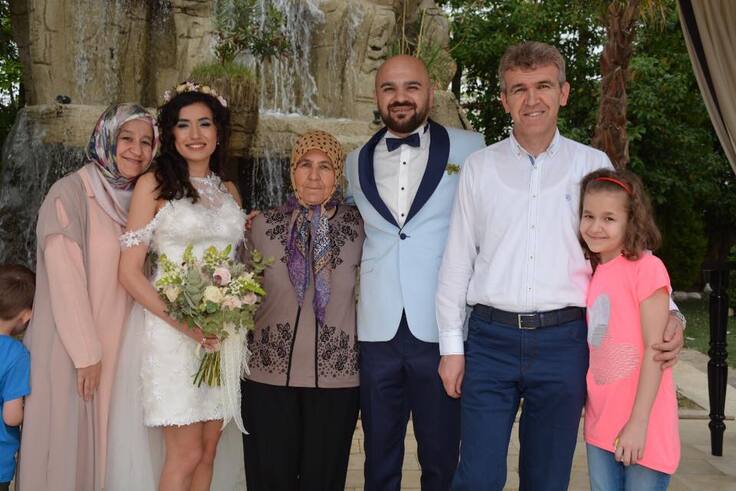 メフメットさん（右から2番目）とご家族（知人の結婚式にて）