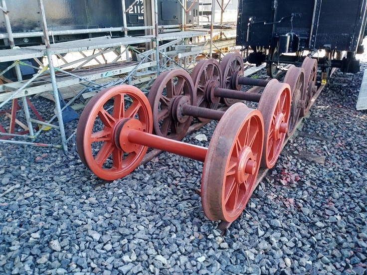 旧関西鉄道鉄製有蓋車、旧ライジングサン石油タンク車の車輪整備進行中