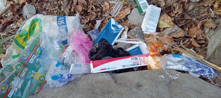 薬の箱や医療用手袋までも捨てられています。