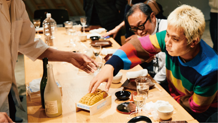 ❶食器を使わず、手から口へ