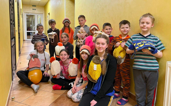 支援物資（防寒具等）を受け取るウクライナの子どもたち