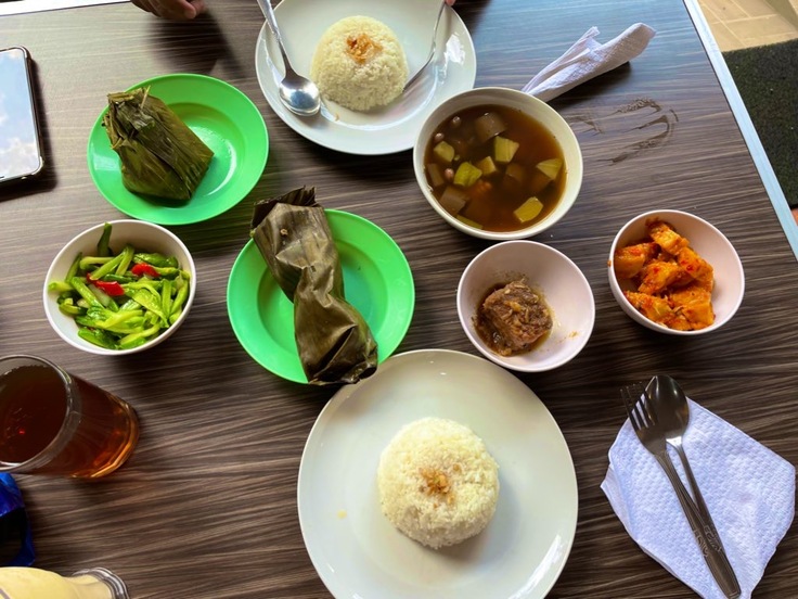 パダン料理が並んでいます。