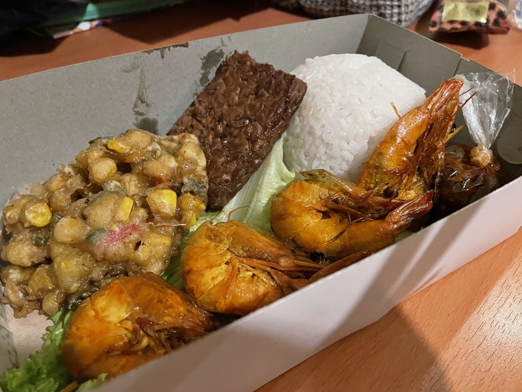 パダン料理のお弁当の写真です。