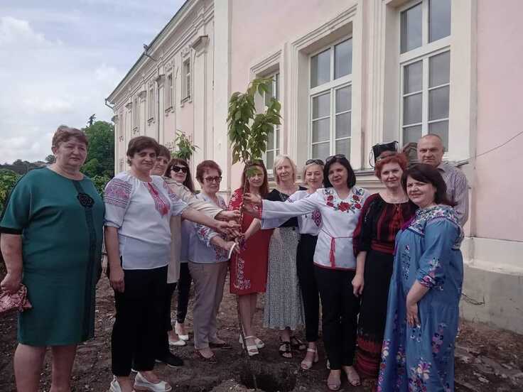 ウクライナの小学校に「平和と友情」の桜並木を