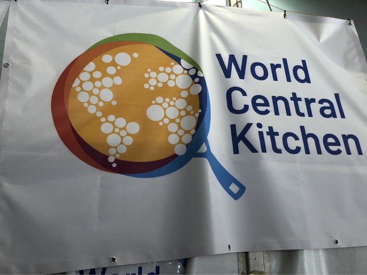 World Central Kitchenの垂れ幕