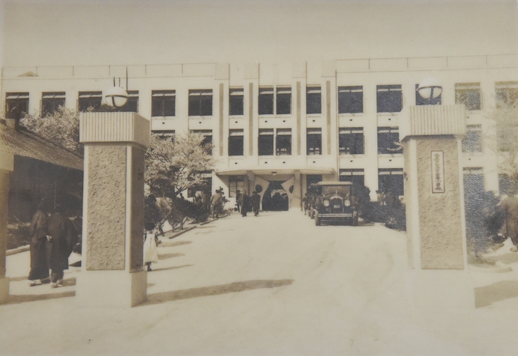 本校舎完成当時の正門からの眺め