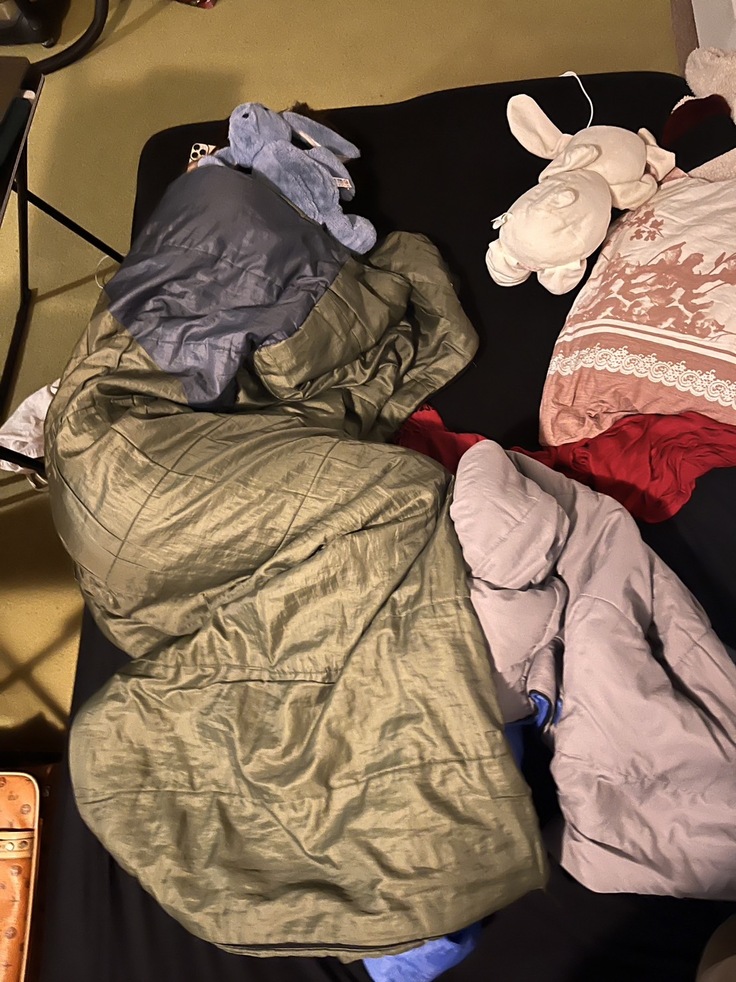 寝袋で休むウクライナ難民