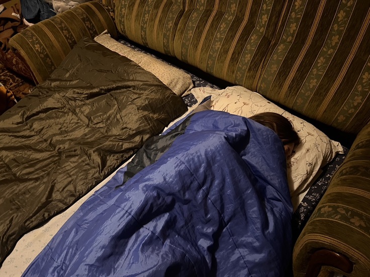 寝袋で休むウクライナ難民