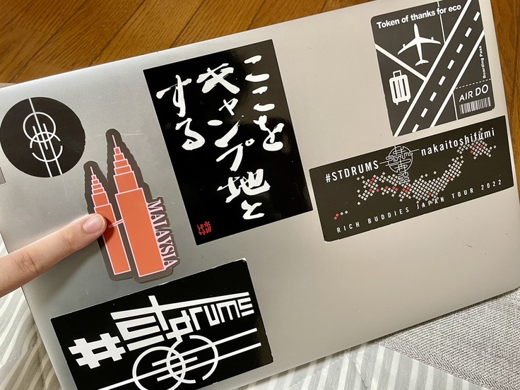 パソコンにシールをはった図