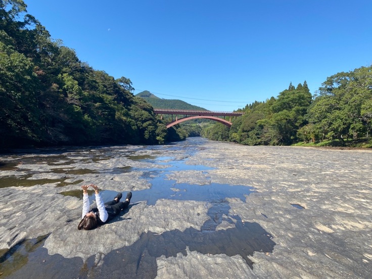花瀬川で寝転ぶ筆者