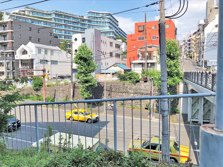 向かい側から見た店舗の写真