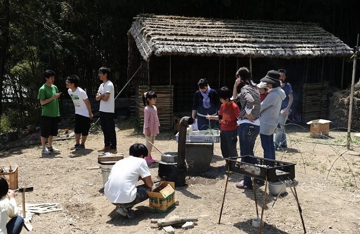 古民家の跡地でBBQを行っている様子。
