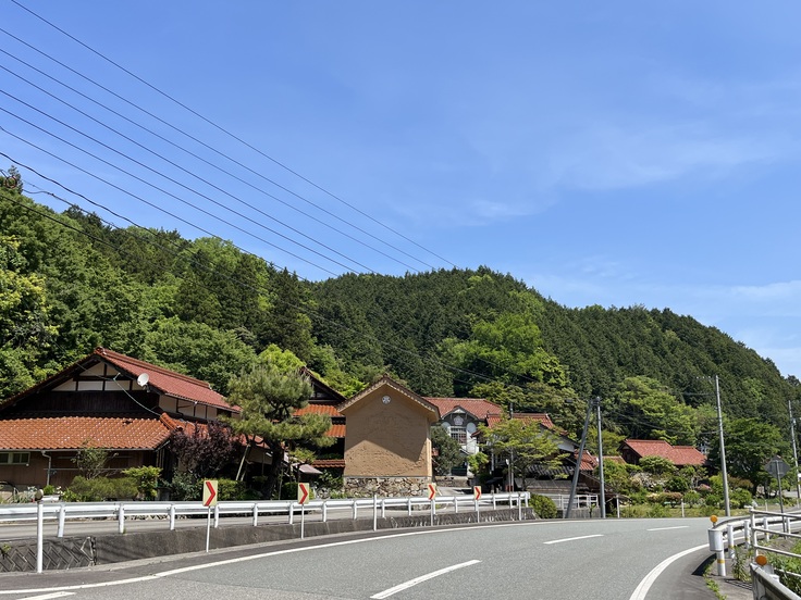 カーブを曲がると建物が目に飛び込んでくる