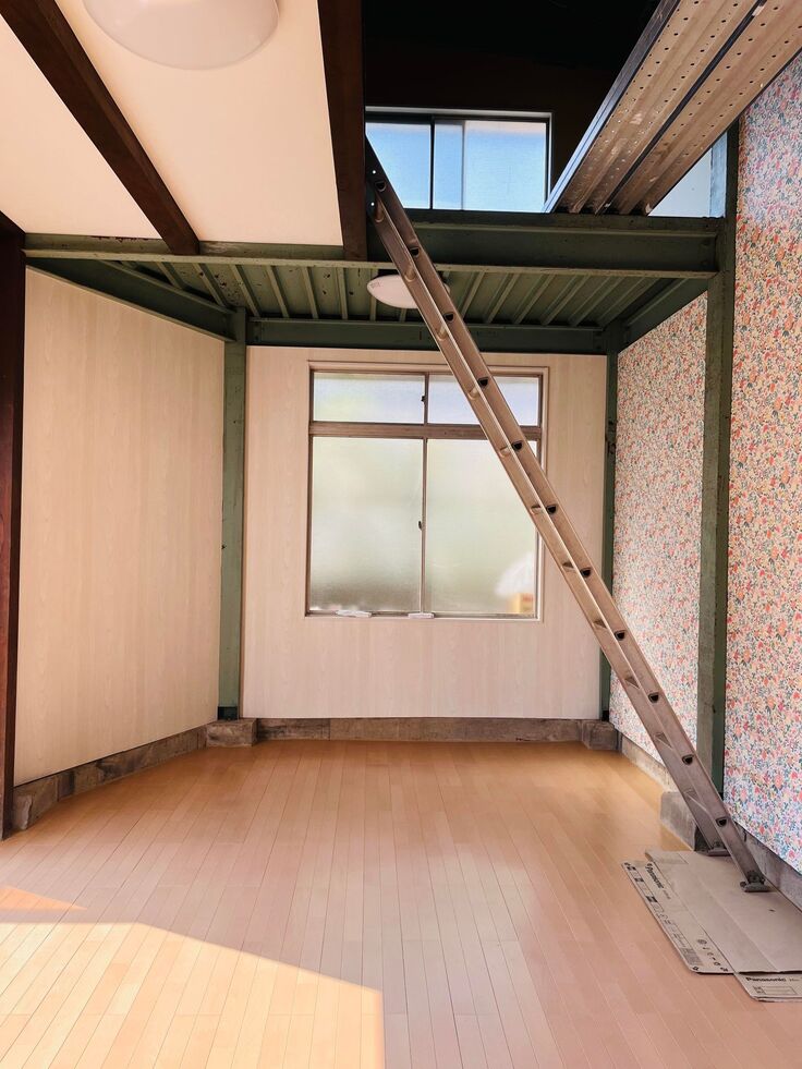 セメントの床がフローリングに変化