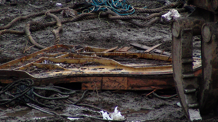 越喜来小学校体育館床下グランドピアノ