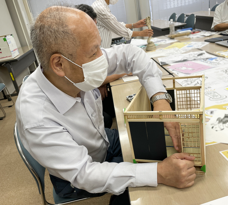 長屋の模型を触る日本点字図書館 長岡理事長