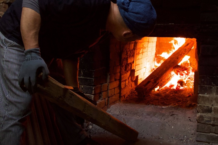 薪をいれて火をおこす