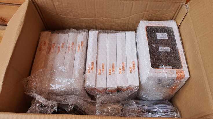 小型のソーラーパネル付き手動バッテリーを搬入